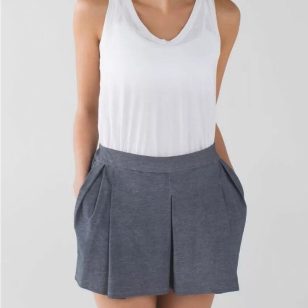 LULULEMON~HEATHERED DEEP COAL GRAY~CITY SKORT~TRAVEL COMFORT PLEATED SHORTS 4